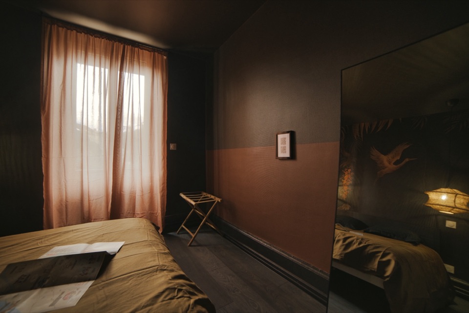 Chambre au papier peint à grues, lanterne en papier et lit doré