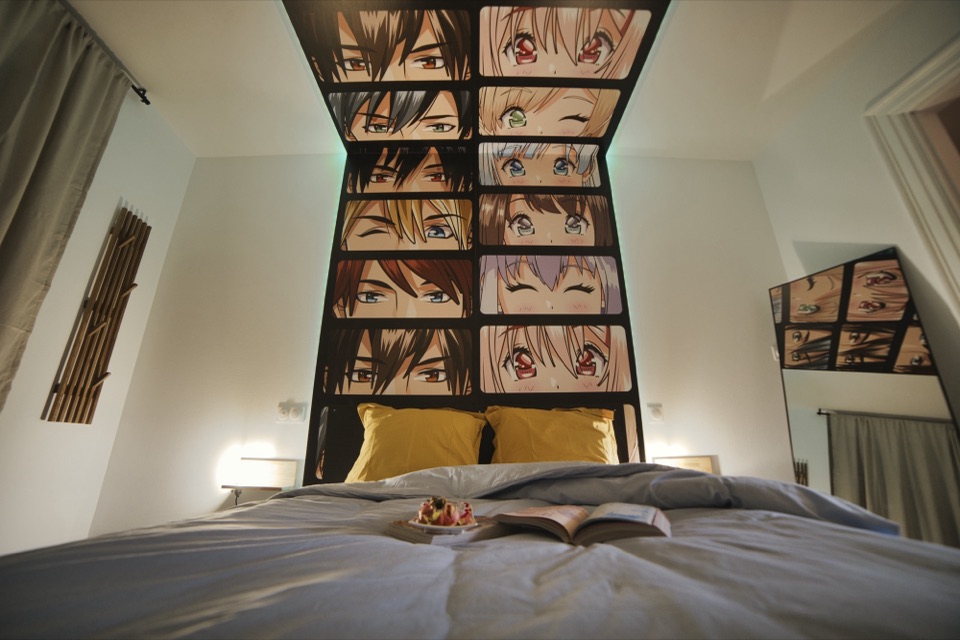 Chambre avec plafond tapissé de planches de manga et rubans lumineux verts
