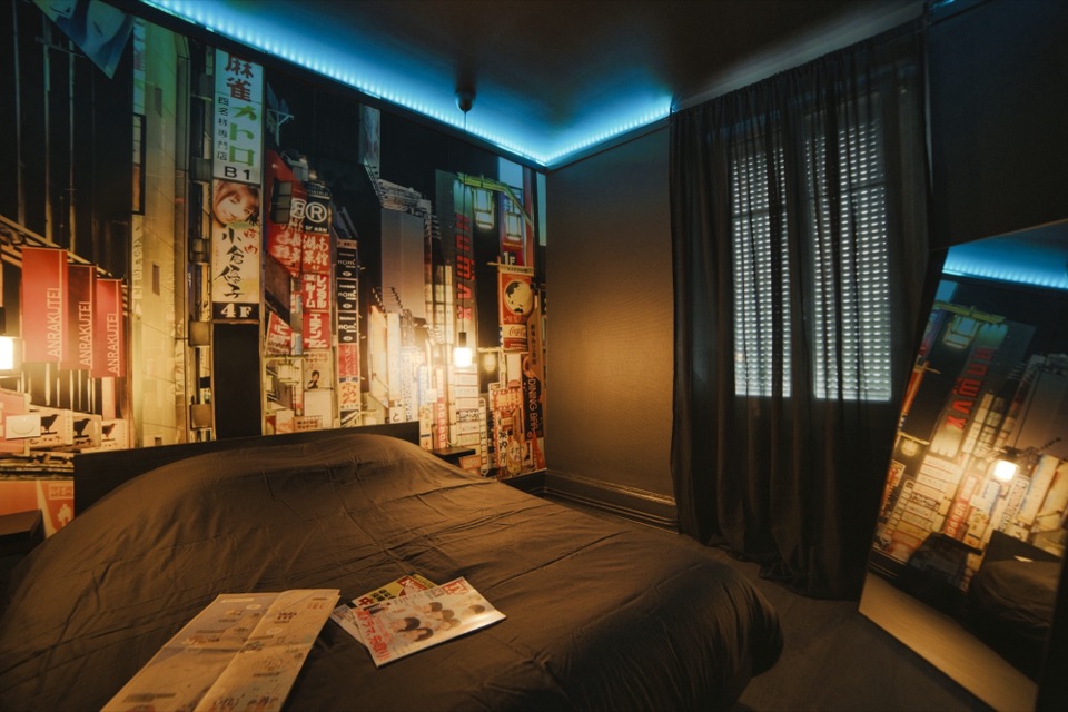 Chambre à thème Tokyo avec fresque de rue japonaise éclairée au néon bleu