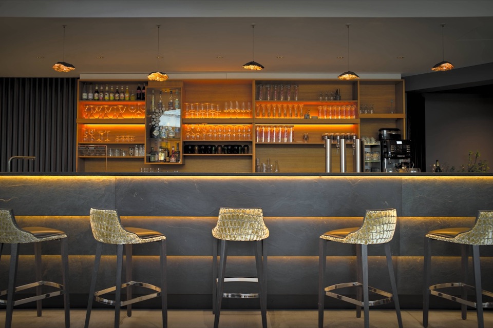 Bar d'hôtel 4 étoiles illuminé le soir à Horbourg-Wihr, près de Colmar