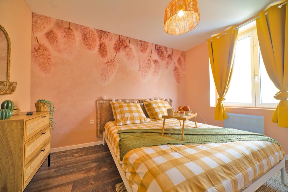 Chambre d'Airbnb mise en scène à Mulhouse, papier peint pampas et plateau de petit déjeuner