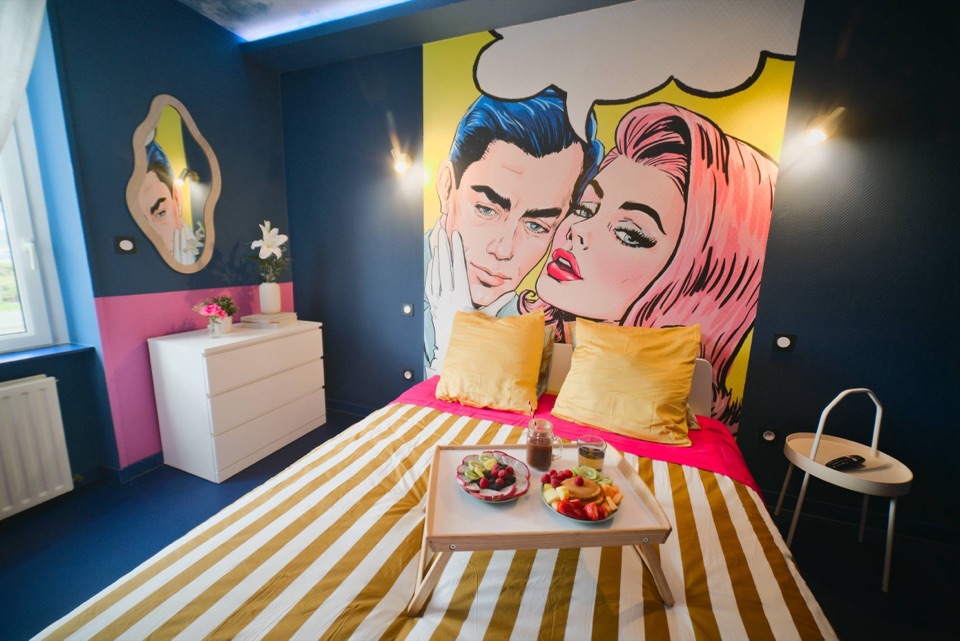 Chambre à thème pop art avec fresque murale façon BD et plateau de fruits