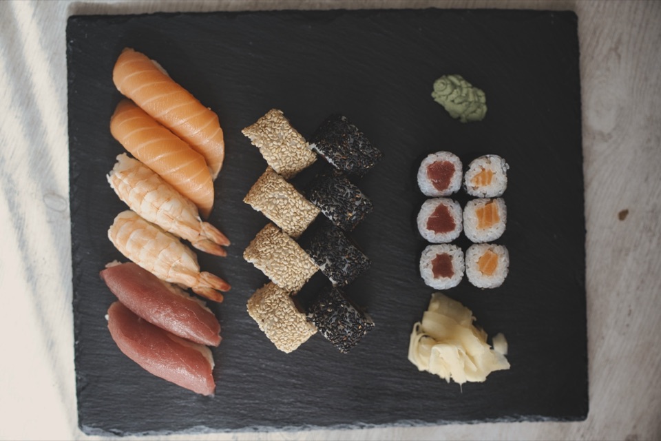 Plateau d'ardoise avec nigiris, makis et gingembre, vu de dessus