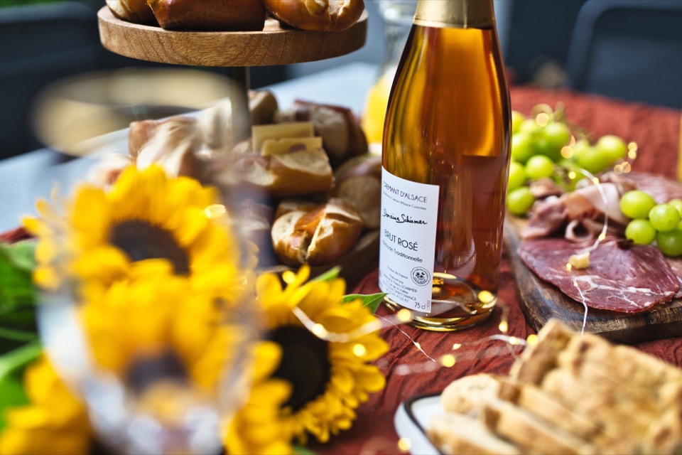 Brunch avec charcuterie, fromages, tournesols et bouteilles de vin d'Alsace
