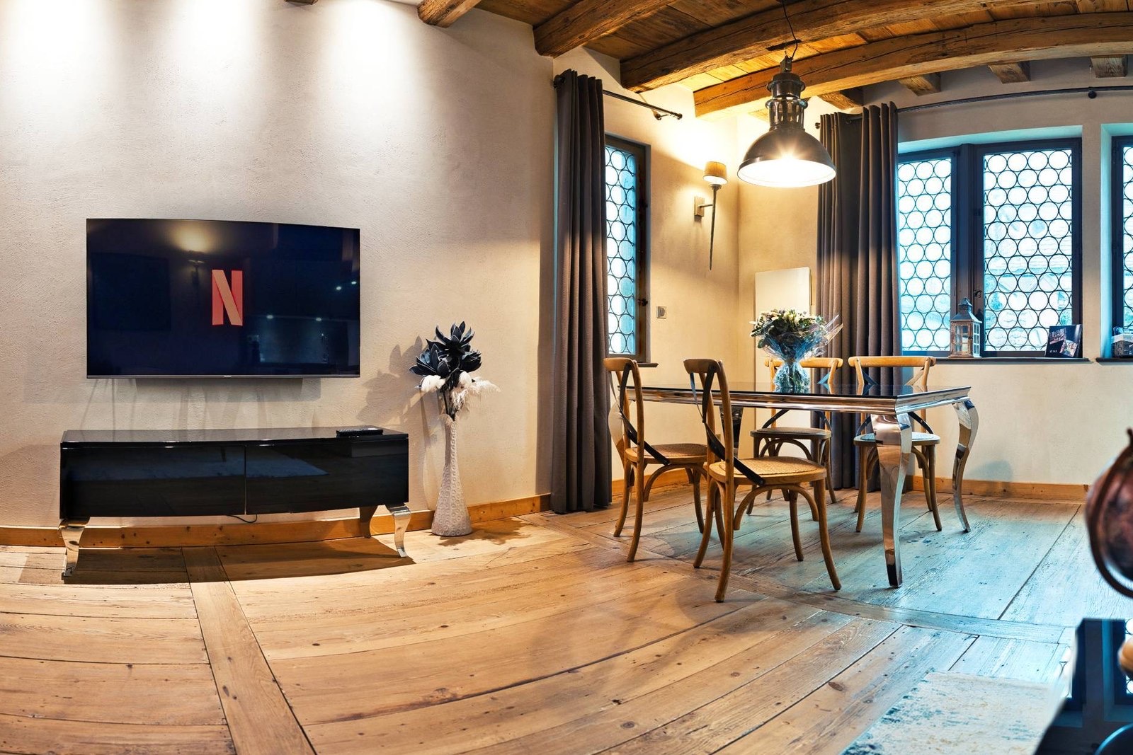 Salon d'un appartement de caractère à Colmar, plafond en poutres et escalier ancien, extrait d'une photo 360°