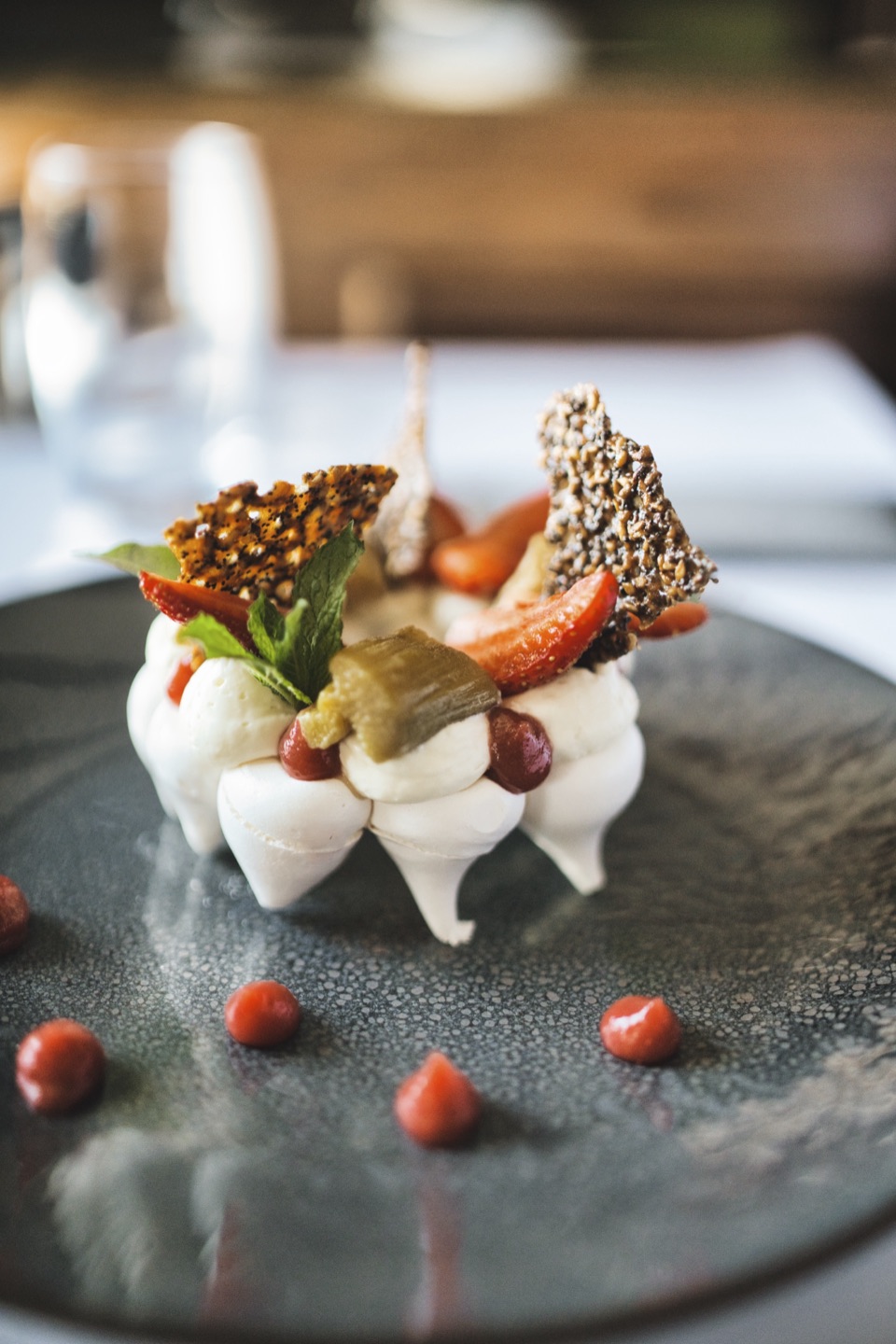 Pavlova meringuée aux fraises et tuiles croustillantes, dessert de restaurant gastronomique
