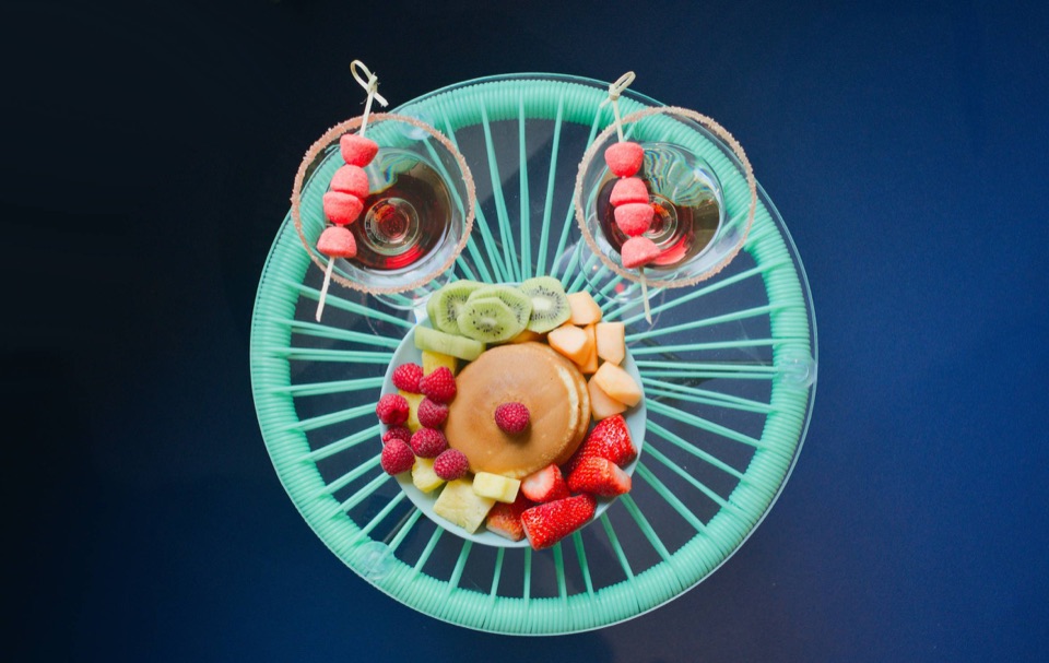 Pancakes, fruits frais et cocktails vus de dessus, food styling de petit déjeuner