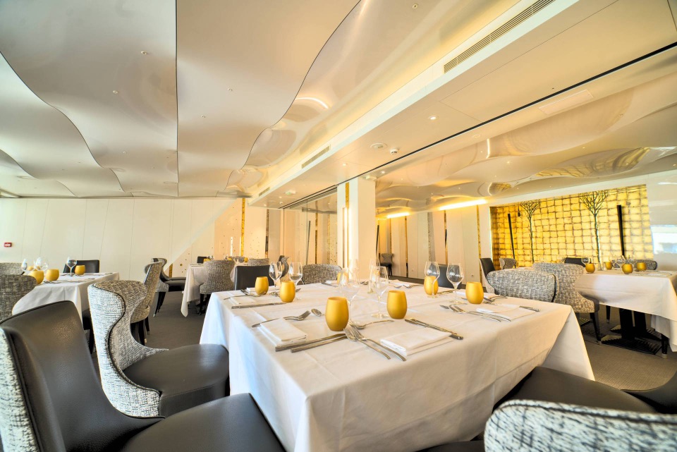 Restaurant gastronomique au plafond sculptural et touches dorées